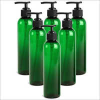 Botellas plsticas verdes con las bombas negras de la locin