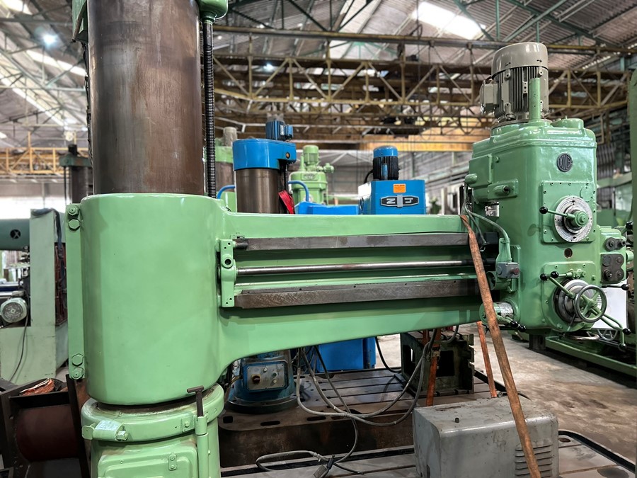 Used Radial Drill Machine - Color: Green