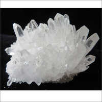 Racimo y minerales cristalinos de la piedra preciosa