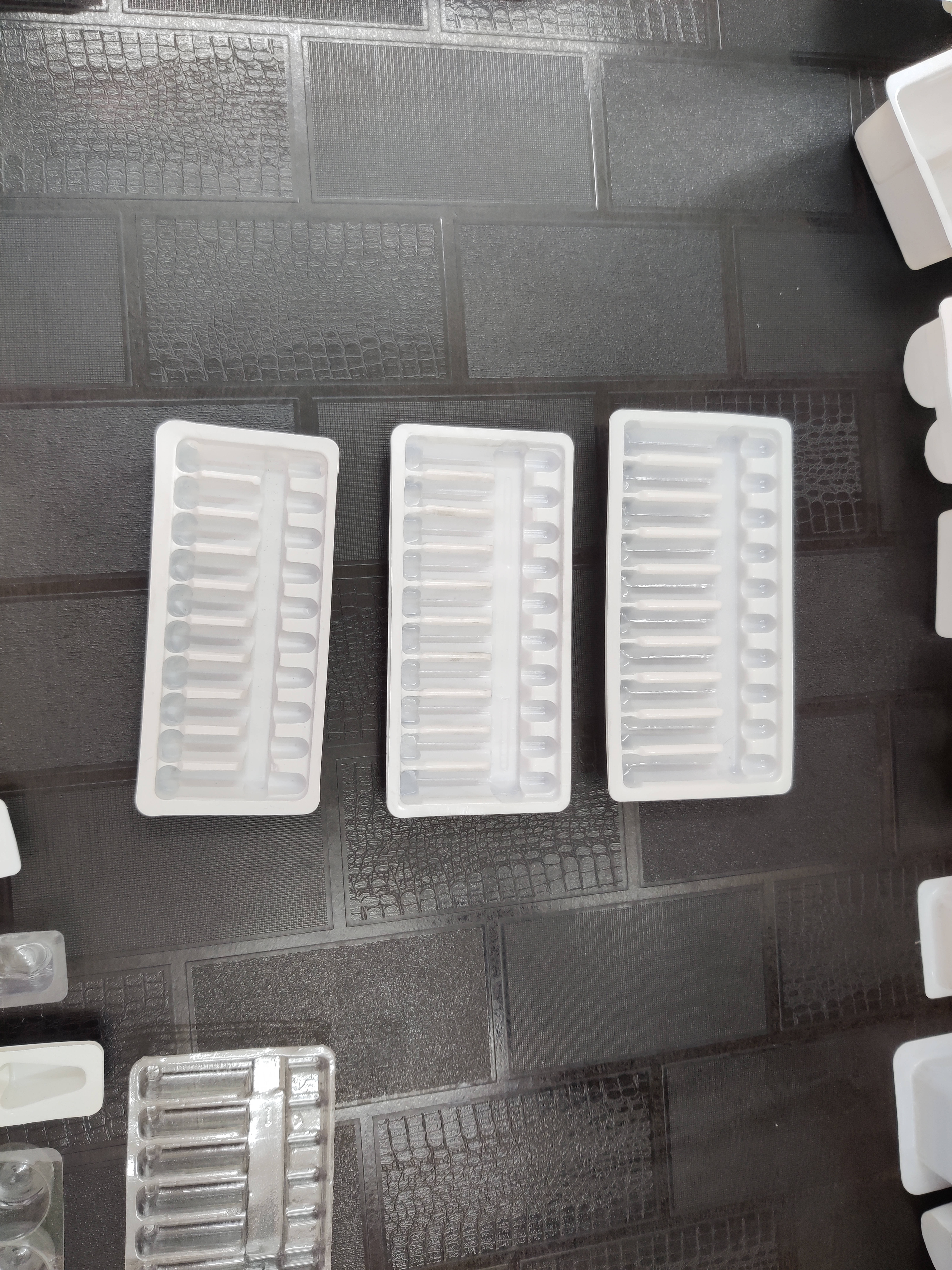 INJECTION TRAY