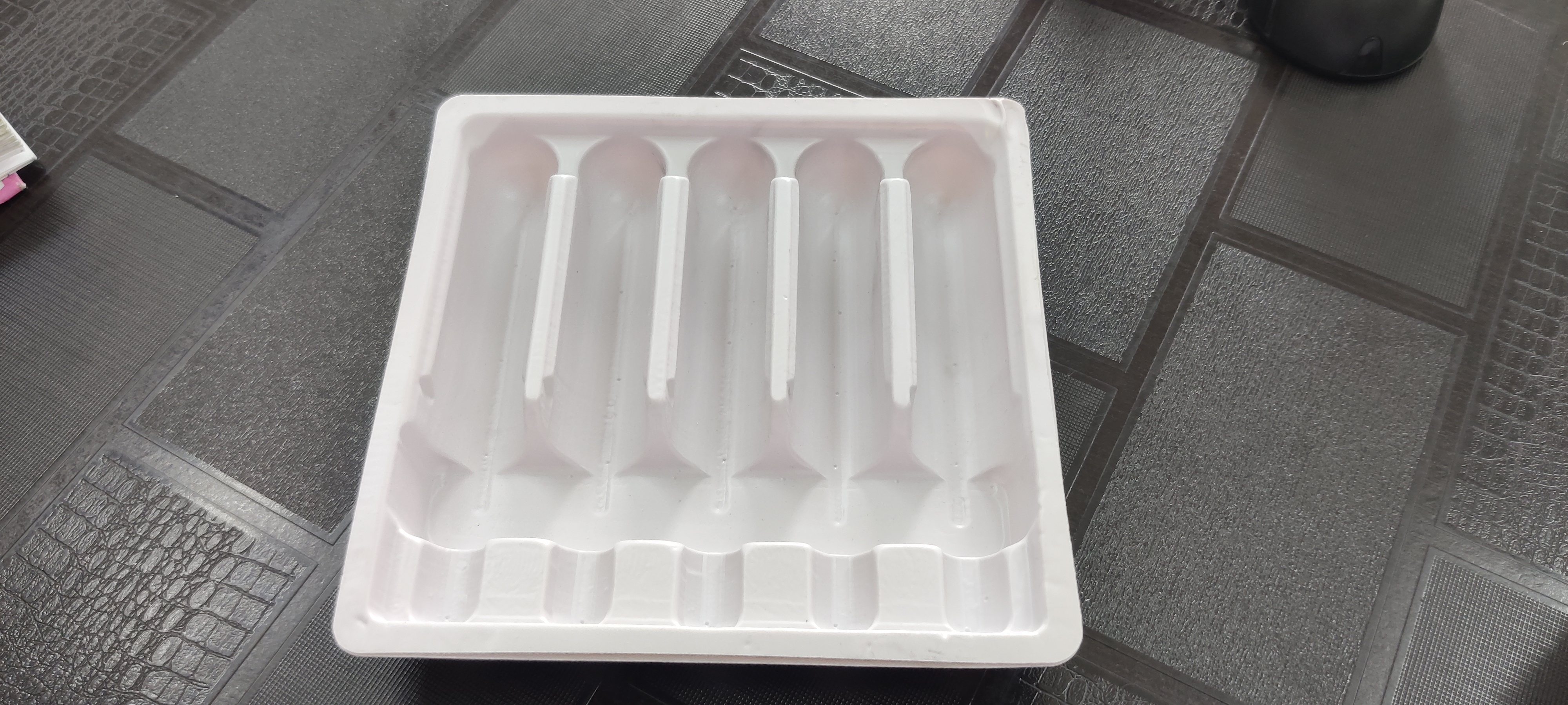 INJECTION TRAY