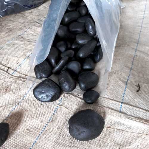 Dark Black Polyurethane Polished Pebbles Stones