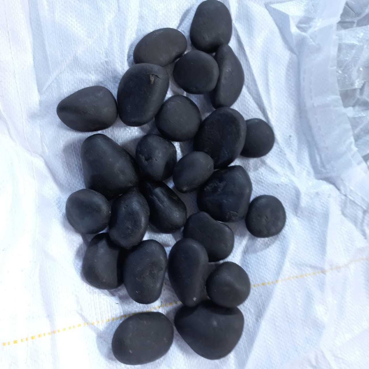 Dark Black Polyurethane normal Polished Pebbles Stones with water and solven or uvi protected coating