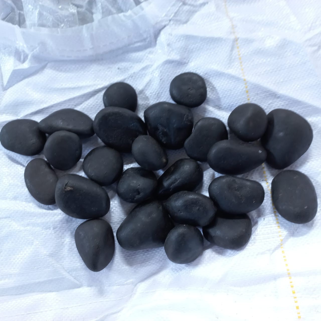 Dark Black Supper Polished Glossy Black Natural Round Pebbles Stone