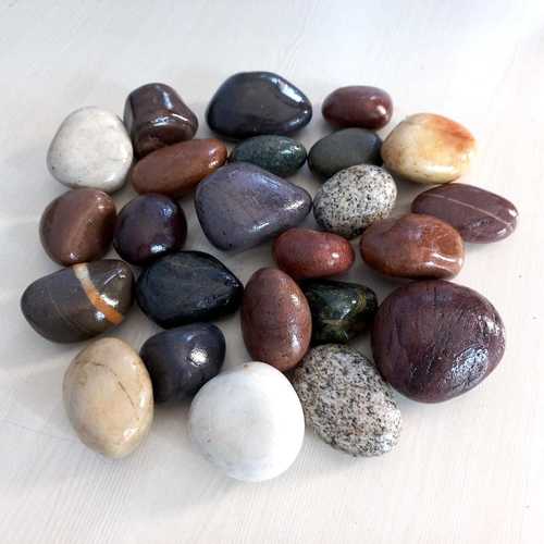 Resin coated Polished Natural Color Round Pebbles Stone And Tumble Stone for landscaping flooring