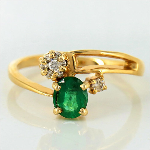 18k Gold Beautiful Ring set with Natural Emerald and Natural Diamonds