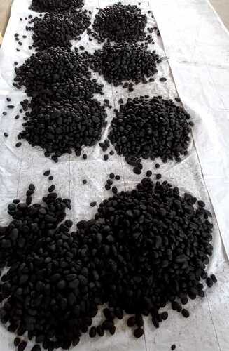 manufacturer of good shiny Jet Black normal Polish Pebbles stone for export in bulk quantity