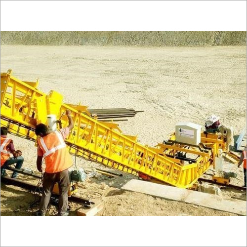 Concrete Paver Machine By R R ENGINEERING WORKS