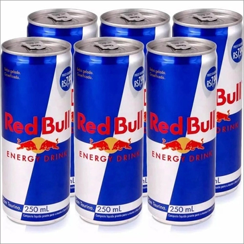 Bebida vermelha da energia de Bull