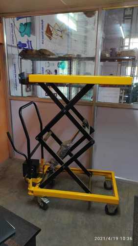 Hydraulic lift table