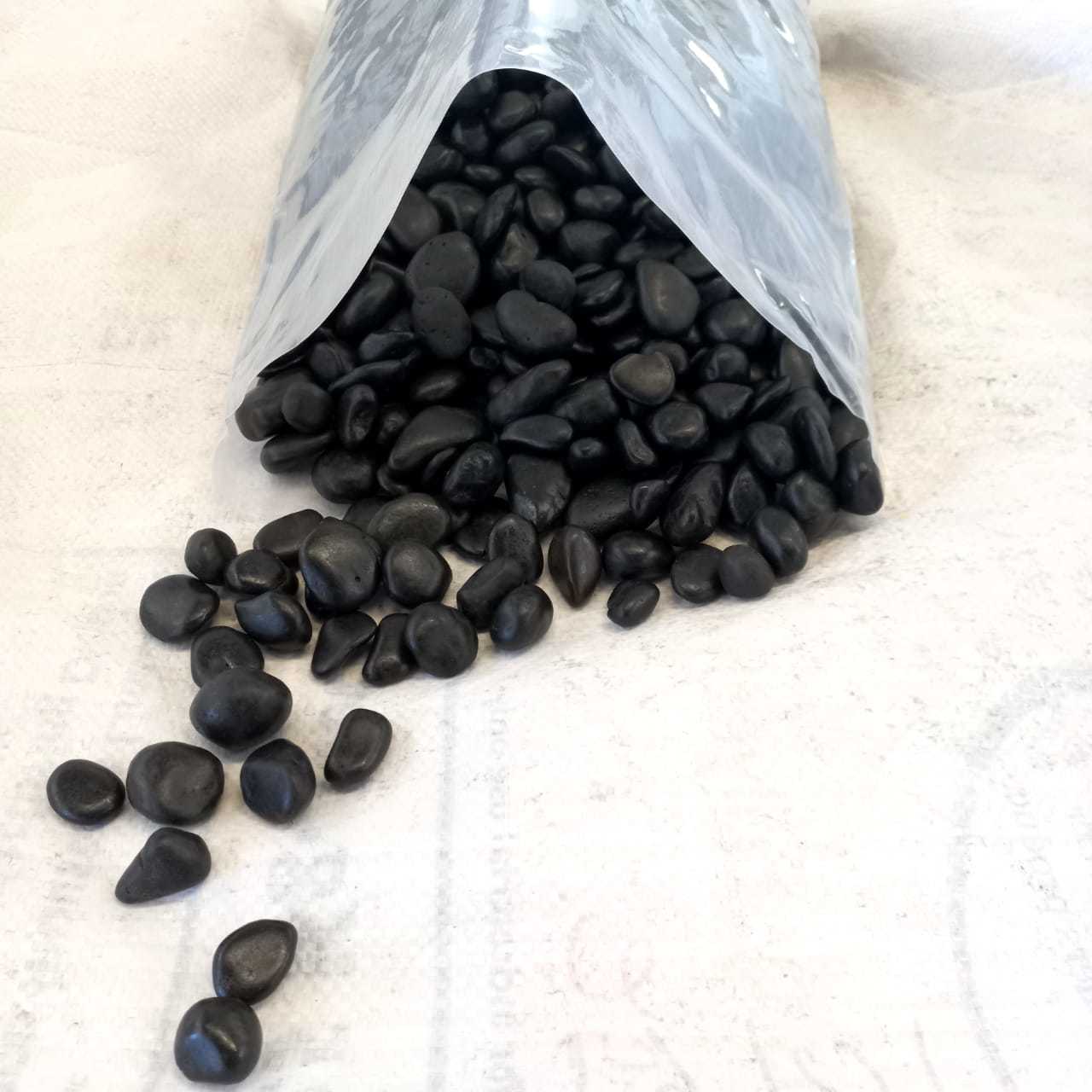 Natural black shinny normal polished pebbles stons