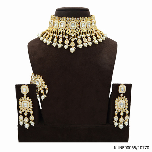 Kundan Necklace Set With Maang Tikka Pearls Hangings