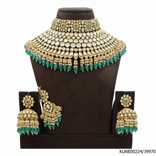 Kundan Necklace Set With Maang Tikka And Emerald Beads