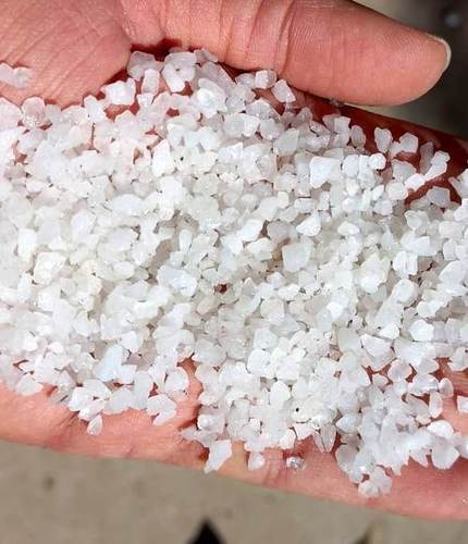 White Natural Glassy Quartz Crushed And High Glossy Polish 3-6 Mm Quartz Chips Manufacturing In India