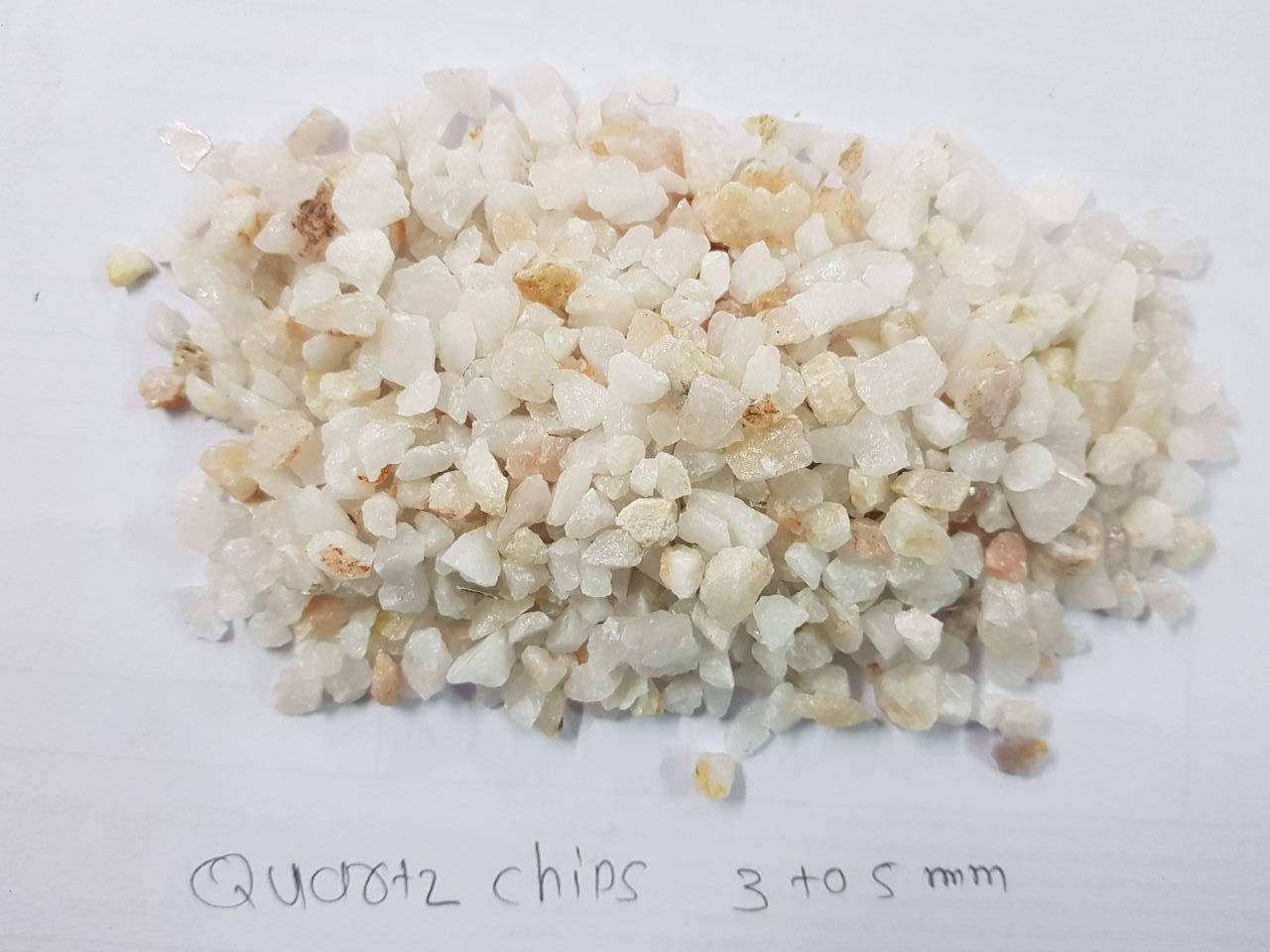 NATURAL GLASSY QUARTZ CRUSHED AND HIGH GLOSSY POLISH 3-6 MM QUARTZ CHIPS MANUFACTURING IN INDIA