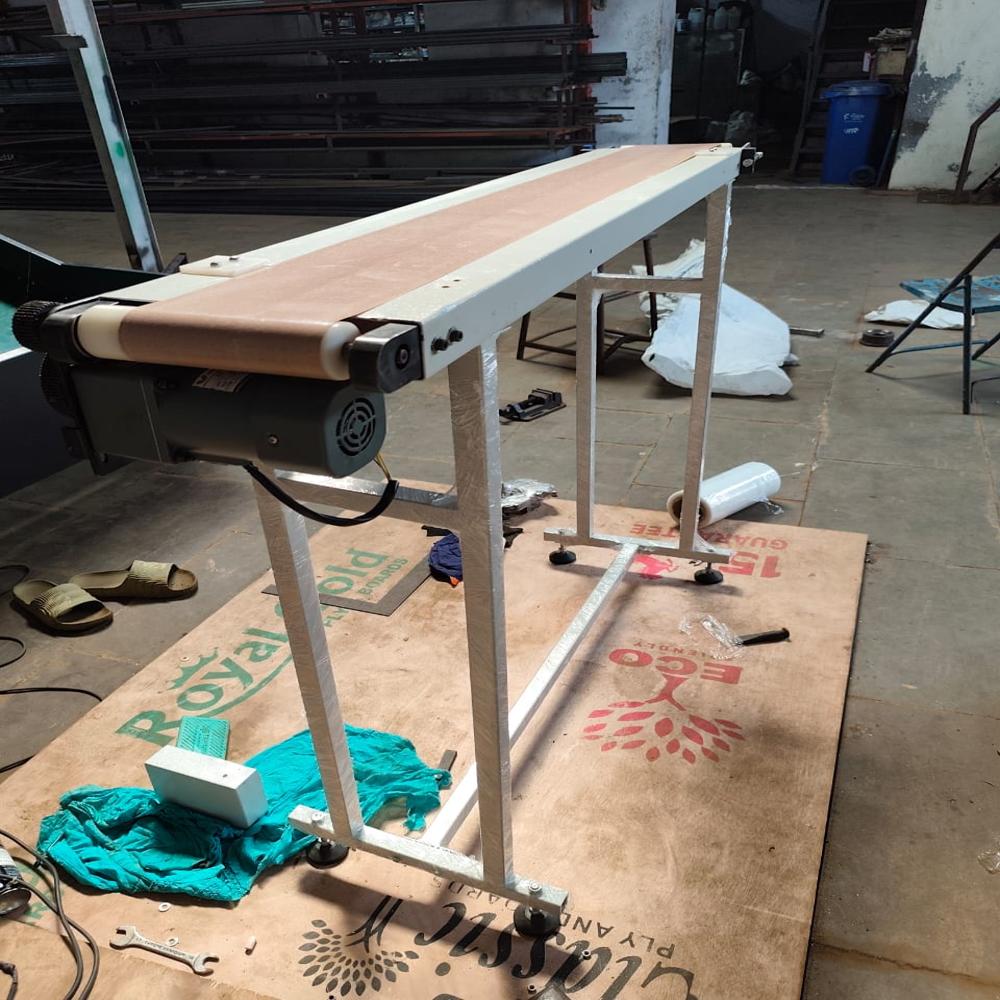 Flat Belt Conveyor - Mild Steel, Heat Resistant | Durable Structure For Bulk Item Conveying