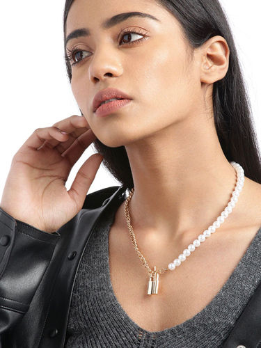 Stunning Gold Plated Pearl And Chain-Link Lock Pendant Necklace Gender: Women