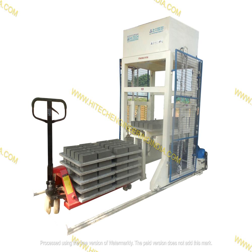 Pallet stacking machine