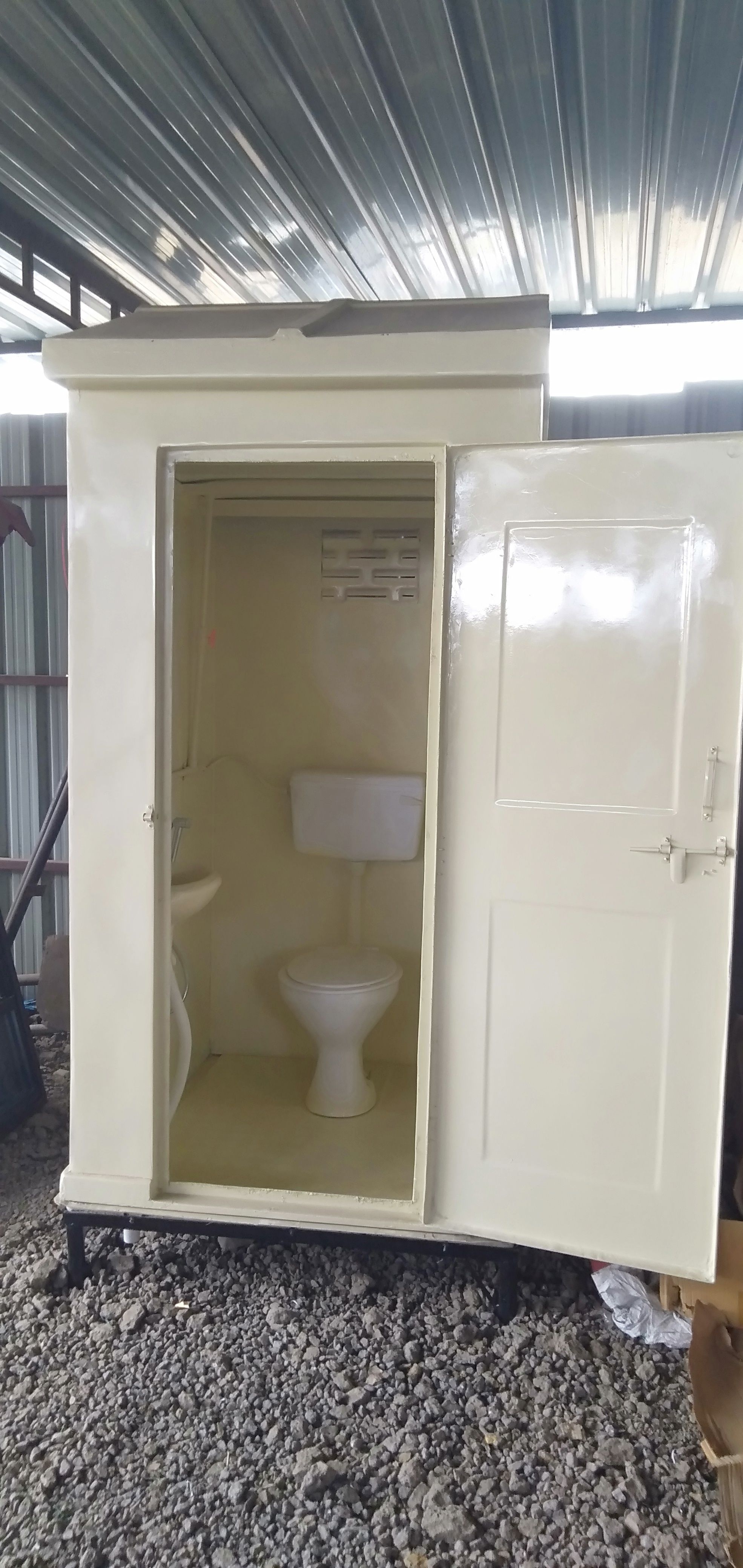 T11 EXECUTIVE TOILET WITH WATER TANK 4 ft x 3  5 ft