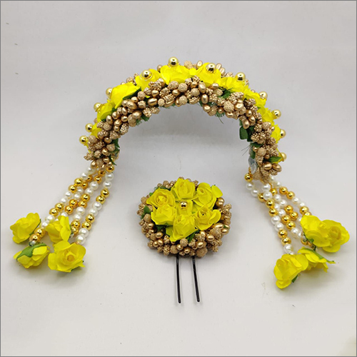 Floral Gajra And Bun Pin Set