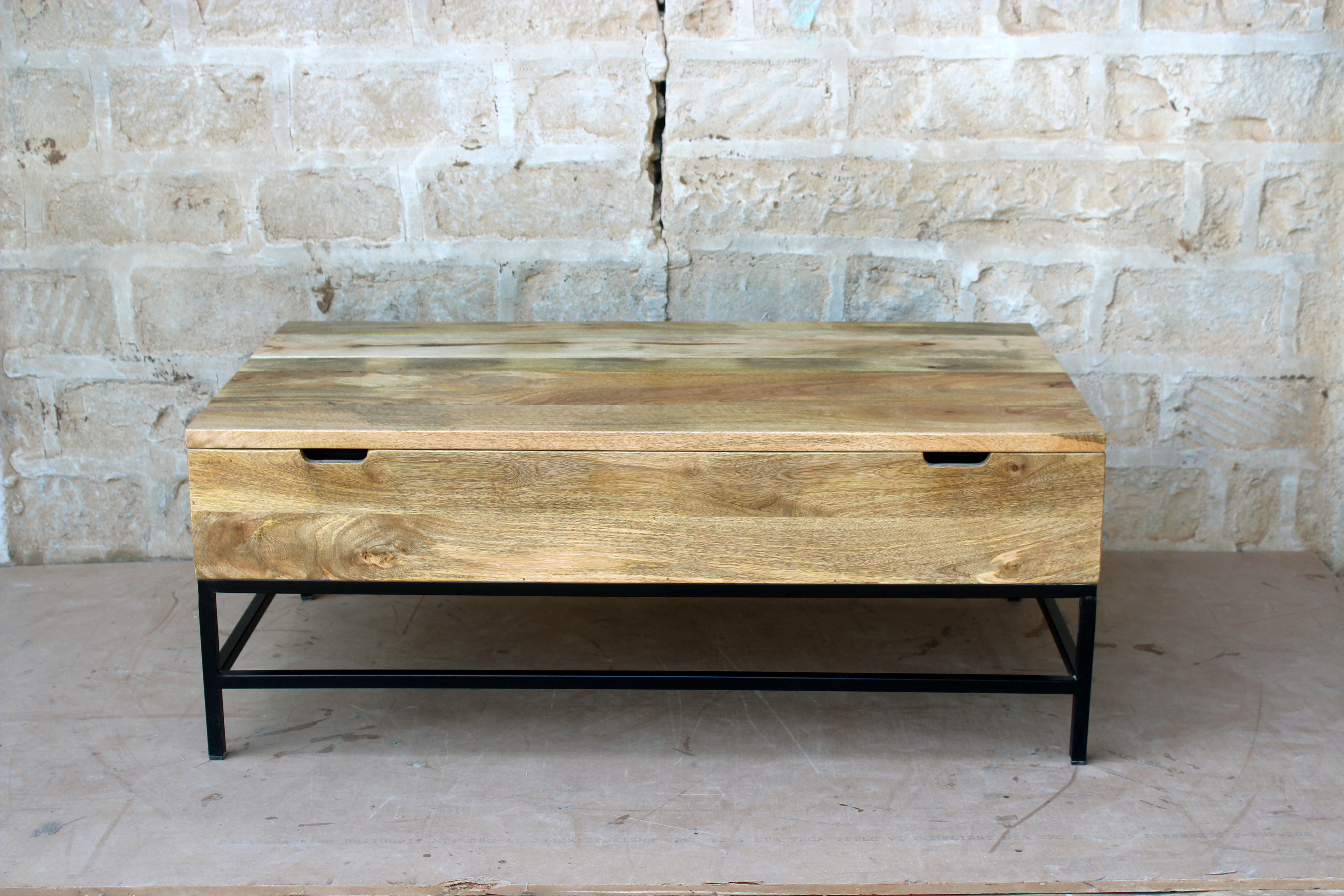 Lift top coffee table