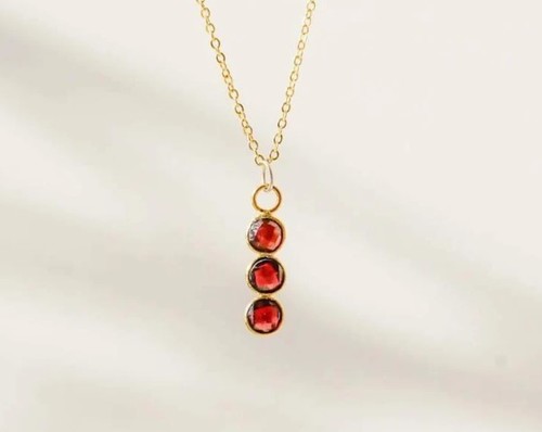 Garnet Three टुकड़ा Bezel Necklace January Birthstone Gemstone Pendant 18 inch Long Nacklace