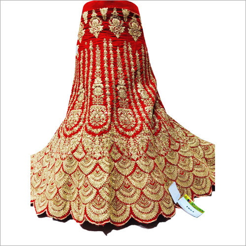 Latest Simple red lehenga choli for indian bridal | Red lehenga choli,  Designer lehenga choli, Golden lehenga