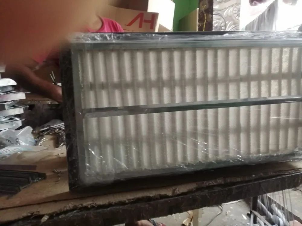 ग्रे और काले औद्योगिक आहू एयर फिल्टर