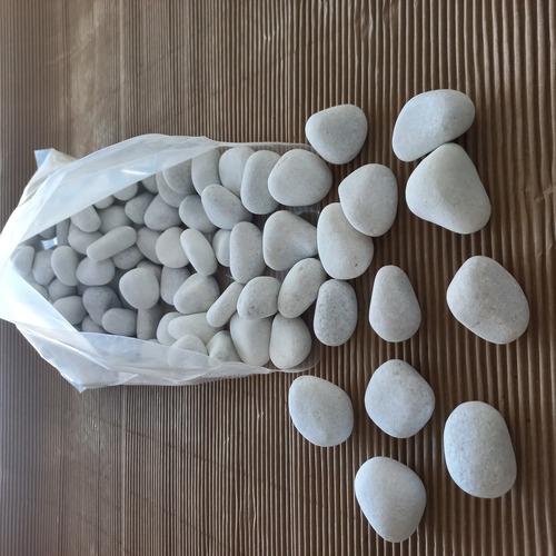 Polyurethane coating Polished white quartz pebble stones for decoration purpose