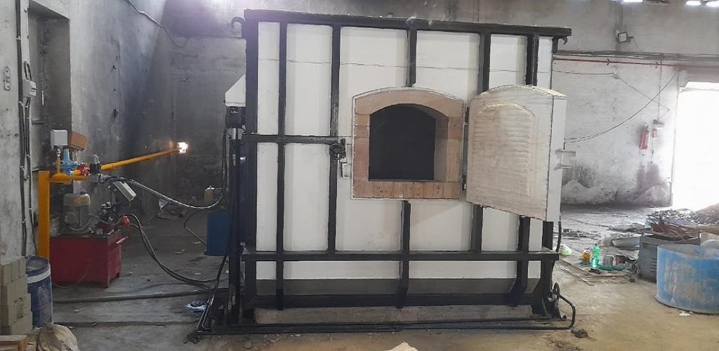 Aluminium melting tilting furnace