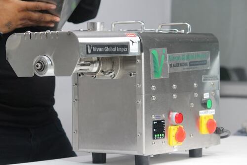 sesame Mini Oil Expeller machine 1500 Watt For Business Use