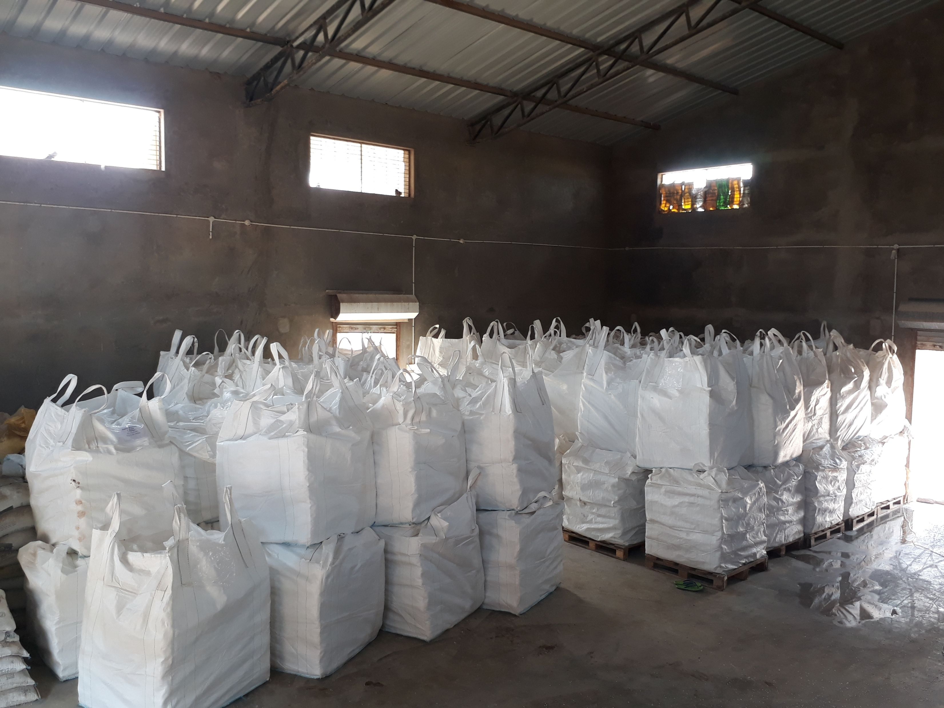Wholesale and supplyer of abrasive emery grain sand for sand blasting and water jet cutting BULK EXPORTER