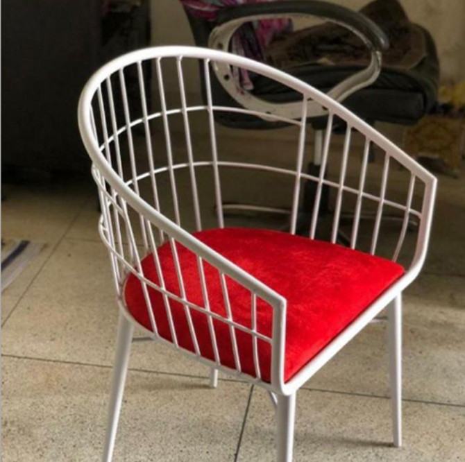 Mild Iron Single Armrest Round Chair - Application: Hotal