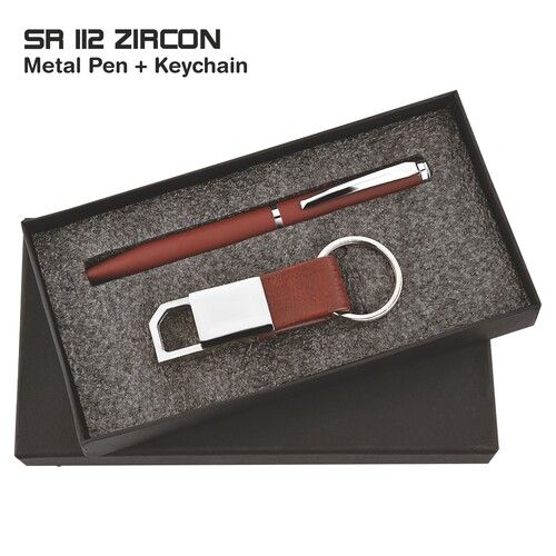  ब्राउन 2 इन 1 पेन किचेन कॉम्बो गिफ्ट सेट Sr 112 Zircon