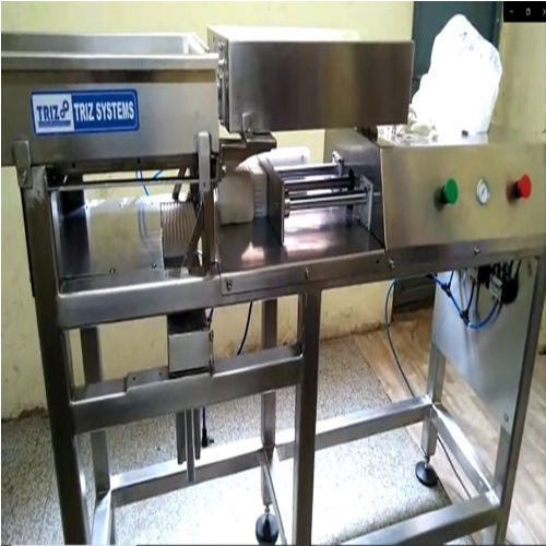 Stainless Steel Paneer Cutting Machine Capacity: 100 Kg/Hr