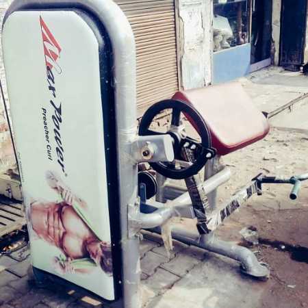 preacher curl machine