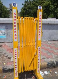 Yellow Black Aluminium Aluminum Expandable Barricade Stand - Dimension (l*w*h): 1000mm (approx) Millimeter (mm)
