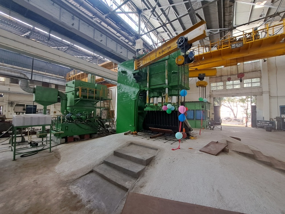 HEAVY DUTY HYDRAULIC PRESS MACHINE