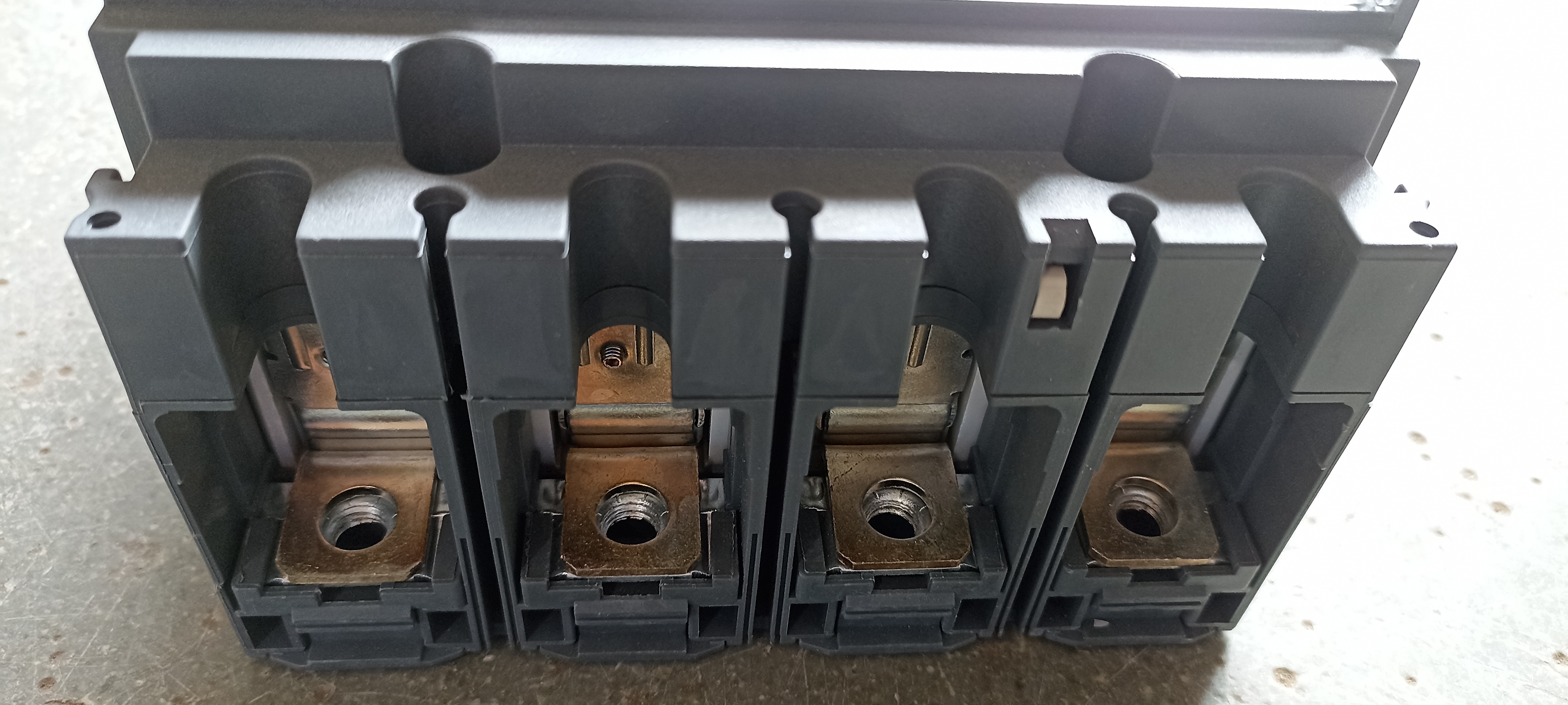 SCHNEIDER (CVS 160F) 125A 4P MCCB