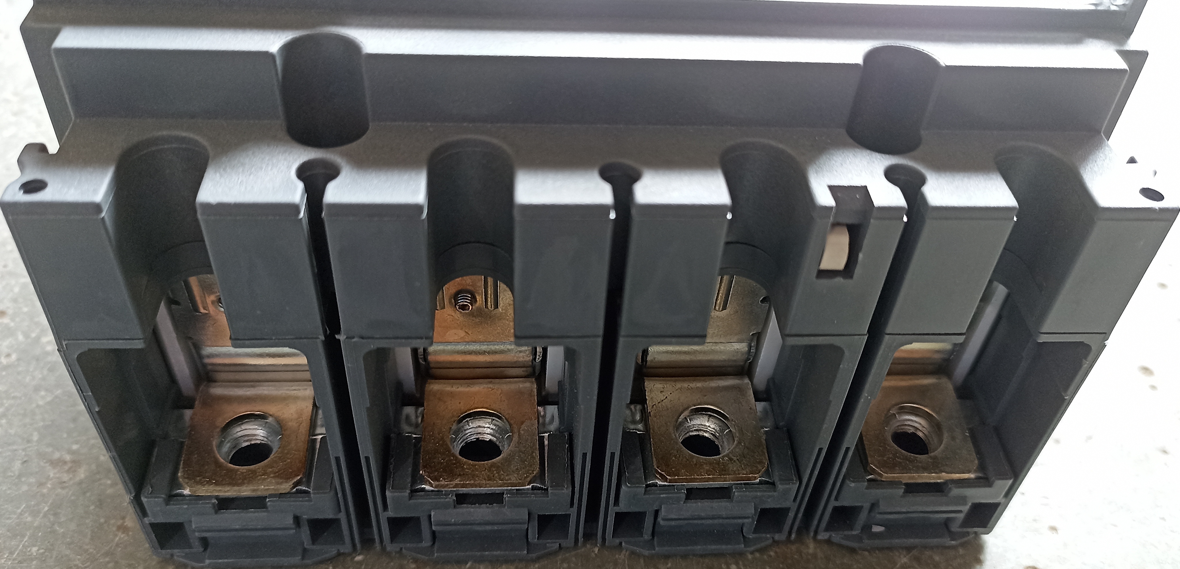 SCHNEIDER (CVS 250F) 250A 4P MCCB