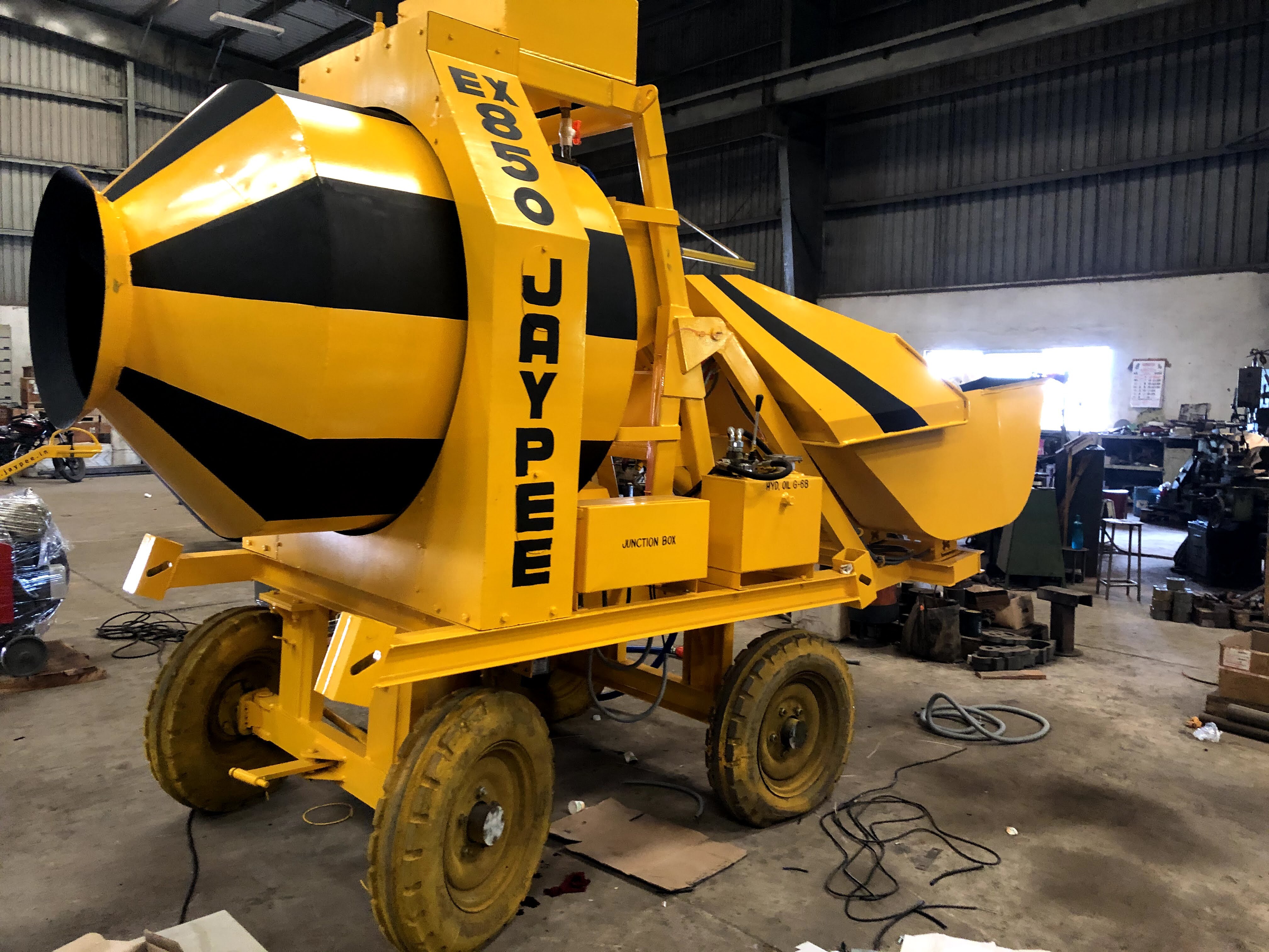 REVERSE DRUM CONCRETE MIXER