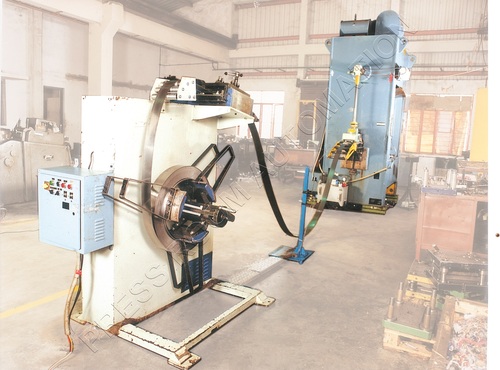 Compact coil feeding machine