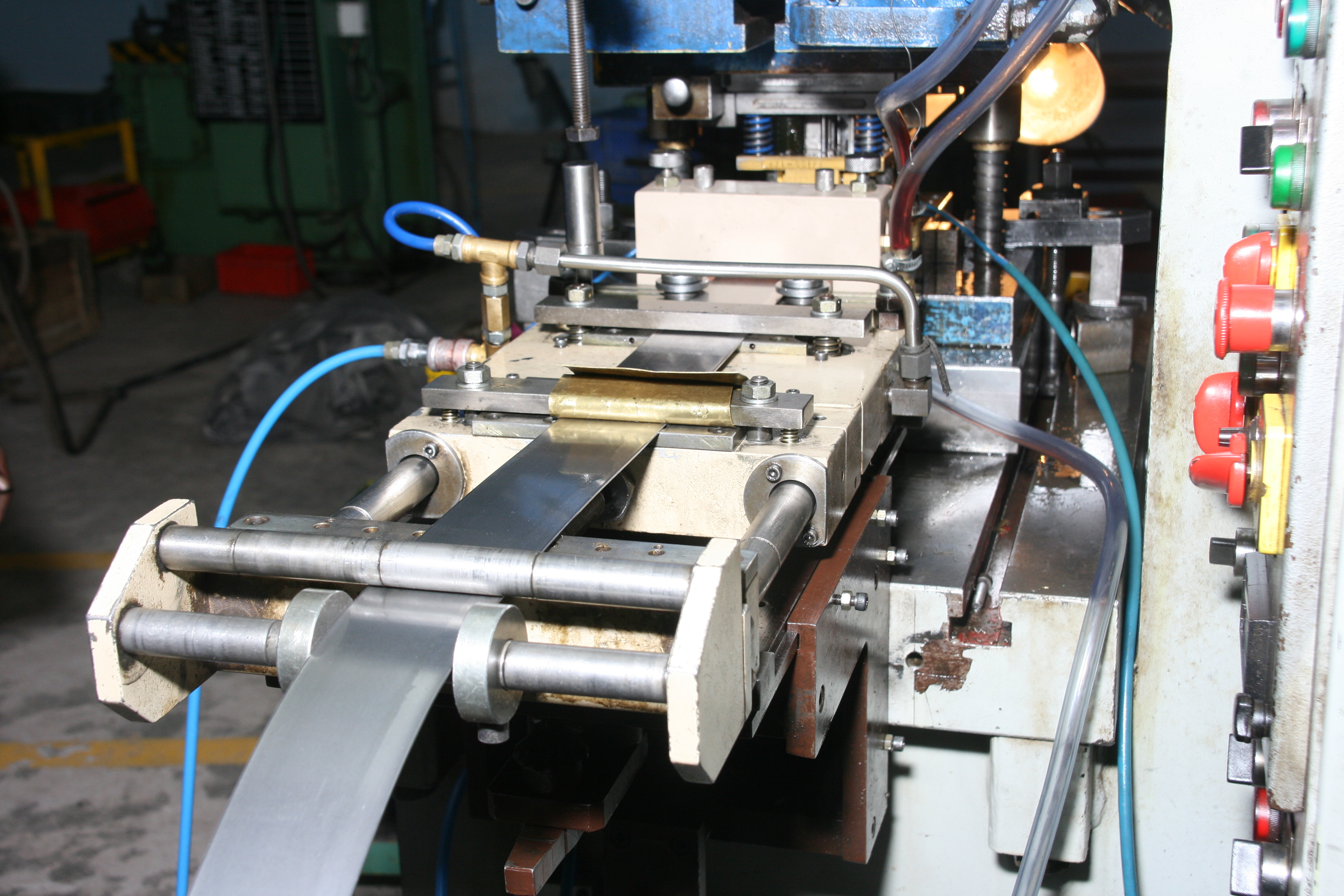 Pneumatic Feeder With Compact Type Decoiler-straightener