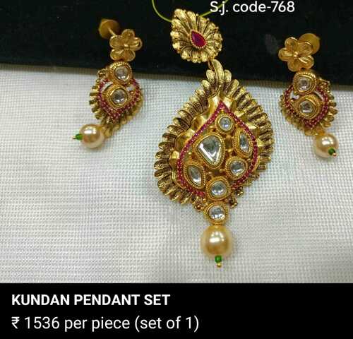 SIMPLE KUNDAN PENDANT SET