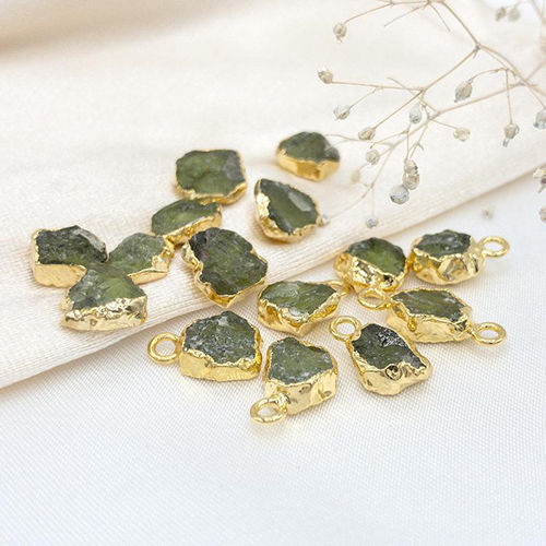 8-10mm Size Raw Peridot Electroplated Pendant