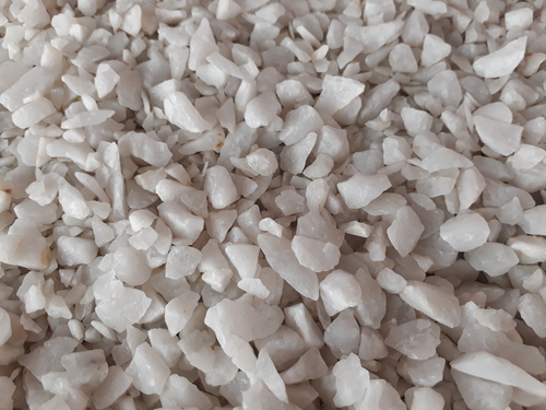 Snow white shinny quartz crystalline quartz lumps and crushed crumb quartz aggregate stone chips gravels
