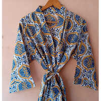 महिलाएं बॉडी क्रॉसओवर किमोनो पहनती हैं