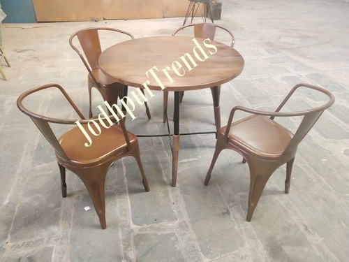 Round Dining Table With Four Chair - Finishing: Polished