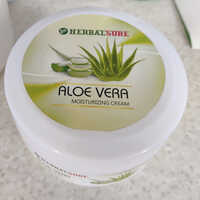 Maur Herbals Aloevera Moisturizing Cream - Color: Light Green / White