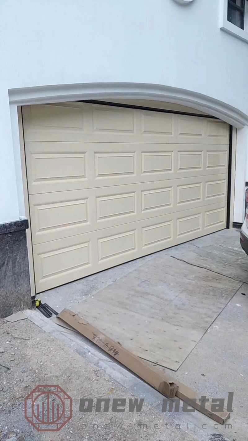 Aluminium garage door